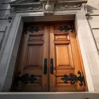 Schwere, kunstvolle Holztür eines Regierungsgebäudes in einer minimalistischen Architekturaufnahme. - Foto: über boerse-global.de
