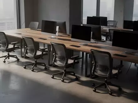Ein leerer, modern eingerichteter Büroraum mit dunklen, ausgeschalteten Monitoren und ergonomischen Stühlen. - Foto: über boerse-global.de