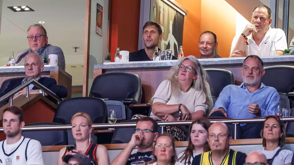 Dirk Nowitzki sah die Partie in der Loge. - Bild: Andreas Gora/dpa