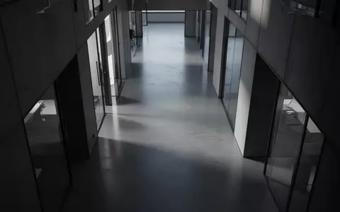 Ein leerer, modern gestalteter Büroflur mit polierten Betonböden und minimalistischer Architektur in natürlichem Licht. - Foto: über boerse-global.de