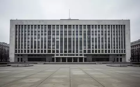 Die Fassade eines modernen Regierungsgebäudes in Warschau an einem bewölkten Tag, davor ein weiter, leerer Platz. - Foto: über boerse-global.de