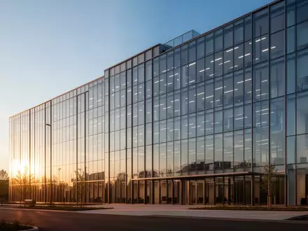 Ein modernes, minimalistisches Bürogebäude in der Abendsonne, das die Thematik der Rentenversicherung und Vorsorge symbolisiert. - Foto: über boerse-global.de