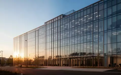 Ein modernes, minimalistisches Bürogebäude in der Abendsonne, das die Thematik der Rentenversicherung und Vorsorge symbolisiert. - Foto: über boerse-global.de