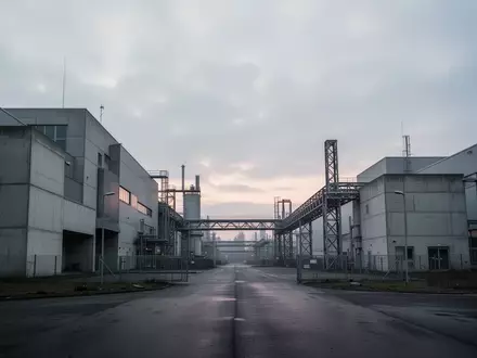 Industriepark mit Beton- und Stahlbauten unter einem bewölkten Himmel als Symbol für wirtschaftlichen Stillstand. - Foto: über boerse-global.de