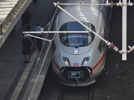 ICE 3 steht am Bahngleis - Foto: via dts Nachrichtenagentur