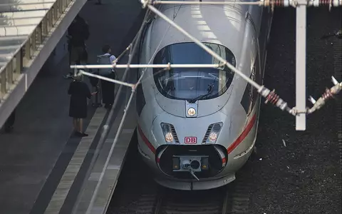 ICE 3 steht am Bahngleis - Foto: via dts Nachrichtenagentur