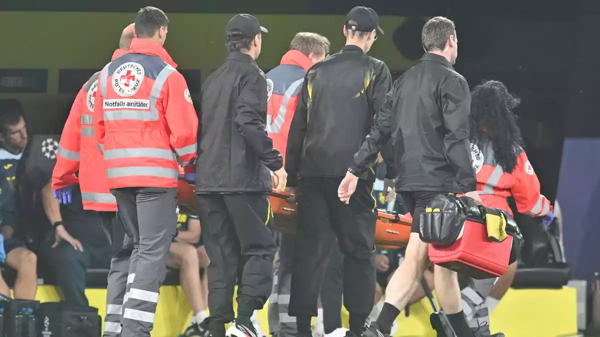 Konstantinos Karetsas wurde zu weiteren Untersuchungen ins Krankenhaus gebracht. - Bild: Bernd Thissen/dpa