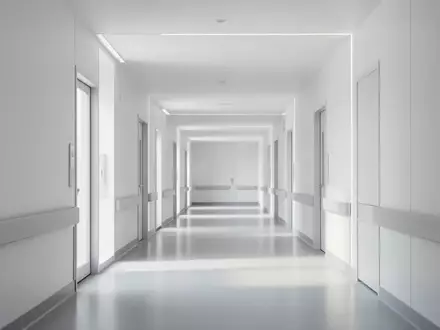 Ein heller, leerer Flur in einem modernen Krankenhausgebäude mit klaren Linien und indirektem Tageslicht. - Foto: über boerse-global.de