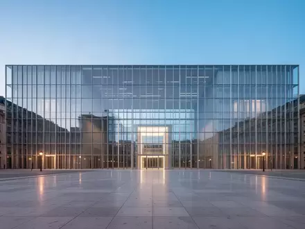 Moderne Glas- und Stahlarchitektur vor einem klaren Abendhimmel als Symbol für europäische Finanzinfrastruktur. - Foto: über boerse-global.de