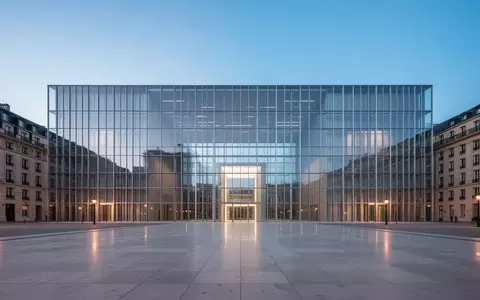 Moderne Glas- und Stahlarchitektur vor einem klaren Abendhimmel als Symbol für europäische Finanzinfrastruktur. - Foto: über boerse-global.de