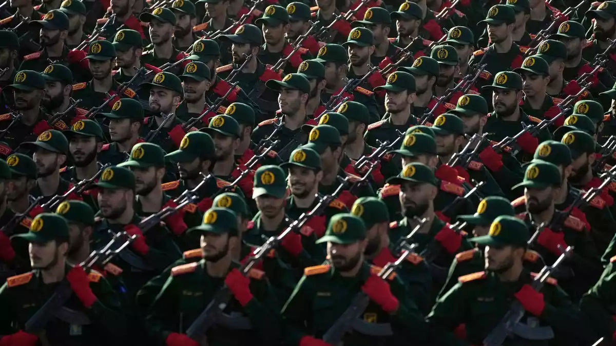Die iranischen Revolutionsgarden verkündeten ihrerseits Vergeltungsangriffe. (Archivbild) - Bild: Vahid Salemi/AP/dpa