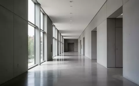 Ein heller, minimalistischer Flur in einem modernen Verwaltungsgebäude mit klaren architektonischen Linien und Tageslicht. - Foto: über boerse-global.de
