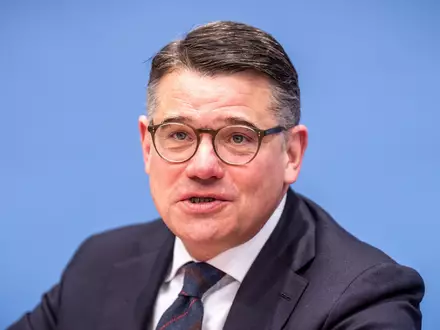 «Ich warne alle zu glauben, dass es eine schnelle Lösung gibt», sagt Hessens Ministerpräsident Boris Rhein (CDU). (Archivbild) - Foto: Michael Kappeler/dpa