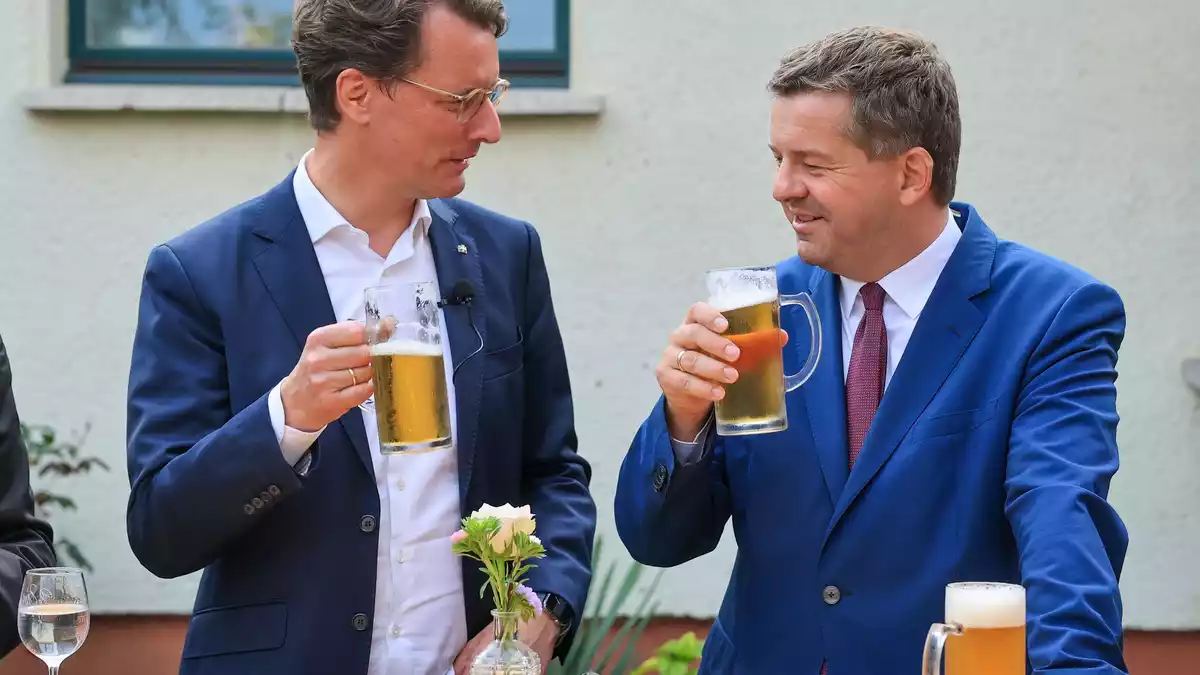 NRW-Ministerpräsident Hendrik Wüst (l) unterstützte seinen CDU-Kollegen Sven Schulze im Wahlkampf in Sachsen-Anhalt - nach der Niederlage fordert er nun eine Bund-Länder-Arbeitsgruppe zum verfassungsrechtlichen Umgang mit der AfD und möglichen Folgen. (Archivbild) - Bild: Jan Woitas/dpa