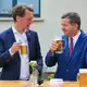 NRW-Ministerpräsident Hendrik Wüst (l) unterstützte seinen CDU-Kollegen Sven Schulze im Wahlkampf in Sachsen-Anhalt - nach der Niederlage fordert er nun eine Bund-Länder-Arbeitsgruppe zum verfassungsrechtlichen Umgang mit der AfD und möglichen Folgen. (Archivbild) - Bild: Jan Woitas/dpa