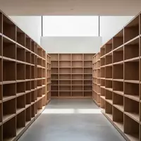 Ein minimalistischer Archivraum mit leeren Holzregalen in einer ruhigen, professionell beleuchteten Umgebung. - Foto: über boerse-global.de