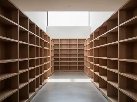 Ein minimalistischer Archivraum mit leeren Holzregalen in einer ruhigen, professionell beleuchteten Umgebung. - Foto: über boerse-global.de
