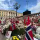 Der Schlossplatz in Oslo verwandelte sich in ein Blumenmeer.  - Bild: Jan Mies/dpa