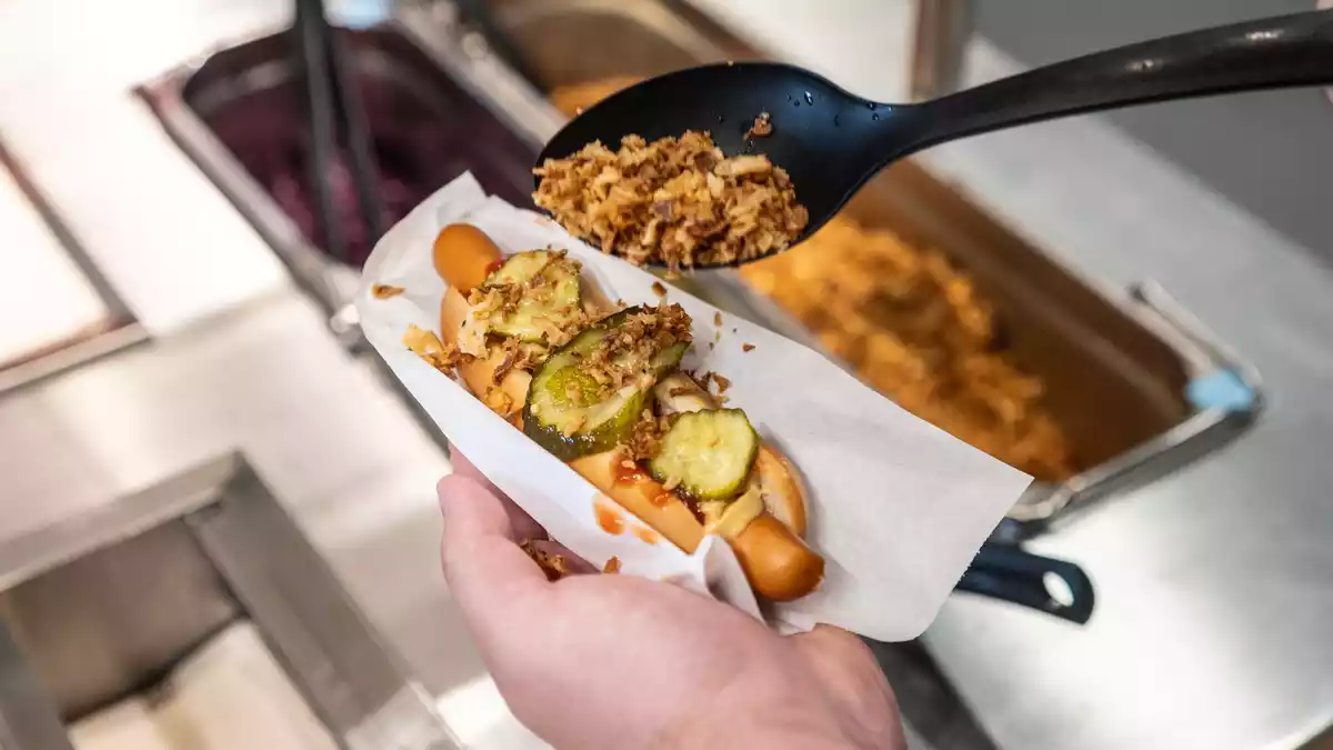 Kunden können sich bei Ikea ihren eigenen Hotdog kreieren. - Bild: Christian Knieps/dpa