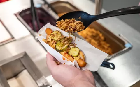 Kunden können sich bei Ikea ihren eigenen Hotdog kreieren. - Foto: Christian Knieps/dpa
