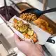 Kunden können sich bei Ikea ihren eigenen Hotdog kreieren. - Bild: Christian Knieps/dpa