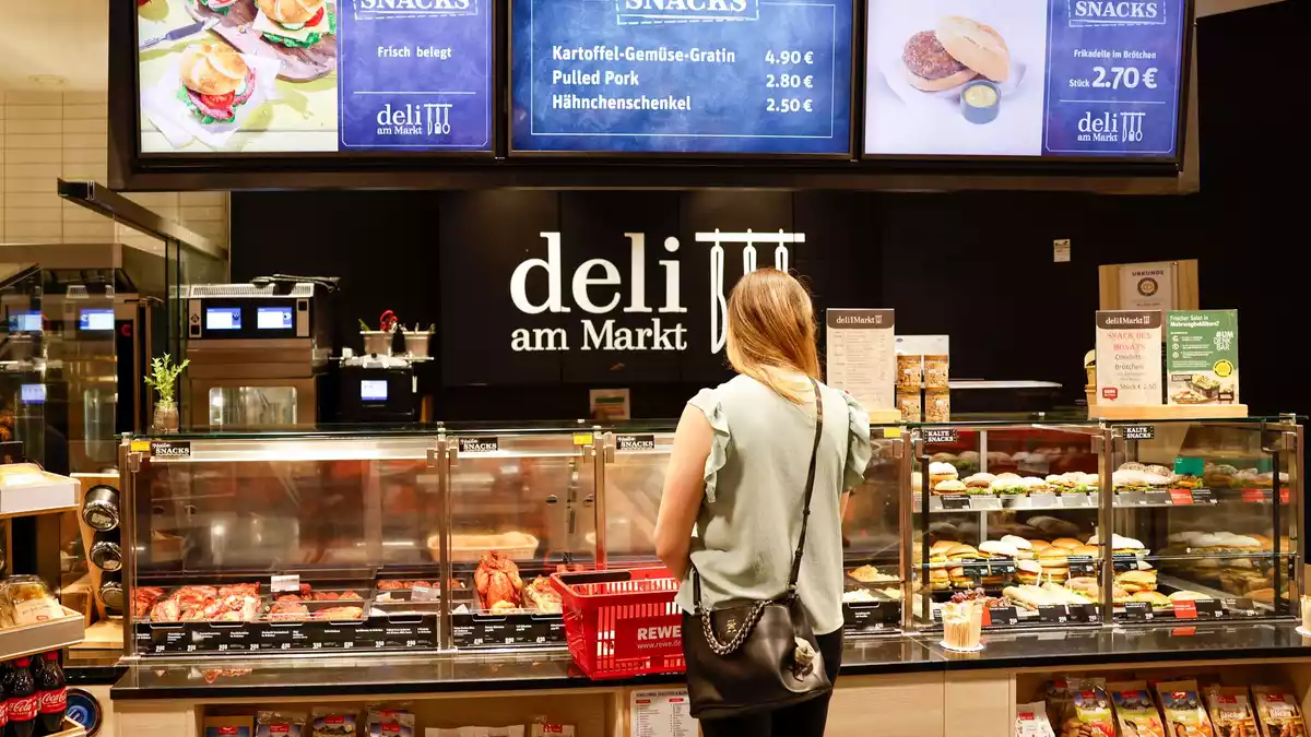 In einigen Rewe-Filialen gibt es ein Deli, in dem sich Kunden mit frischen Speisen eindecken können. - Bild: Thomas Banneyer/dpa