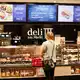 In einigen Rewe-Filialen gibt es ein Deli, in dem sich Kunden mit frischen Speisen eindecken können. - Bild: Thomas Banneyer/dpa
