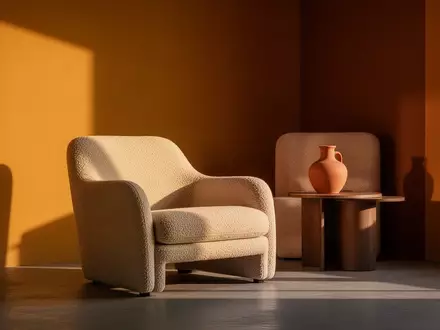 Ein minimalistisch gestalteter Wohnraum mit warmen Erdtönen, Bouclé-Stoffen und natürlichem Herbstlicht. - Foto: über boerse-global.de