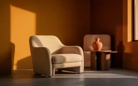 Ein minimalistisch gestalteter Wohnraum mit warmen Erdtönen, Bouclé-Stoffen und natürlichem Herbstlicht. - Foto: über boerse-global.de