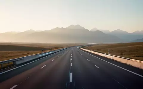 Eine leere, moderne Autobahn in einer minimalistischen europäischen Landschaft bei Sonnenuntergang. - Foto: über boerse-global.de