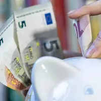 Sparer bekommen für Gelder auf der Bank wieder mehr Zinsen (Archivbild) - Foto: Hendrik Schmidt/dpa