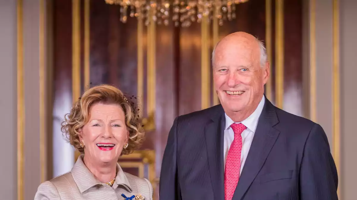 Um seine große Liebe Sonja kämpfte Harald neun Jahre lang. Während ihrer langen Beziehung neckte der König seine Frau mehr als einmal. (Archivbild) - Bild: Heiko Junge/ntb/dpa