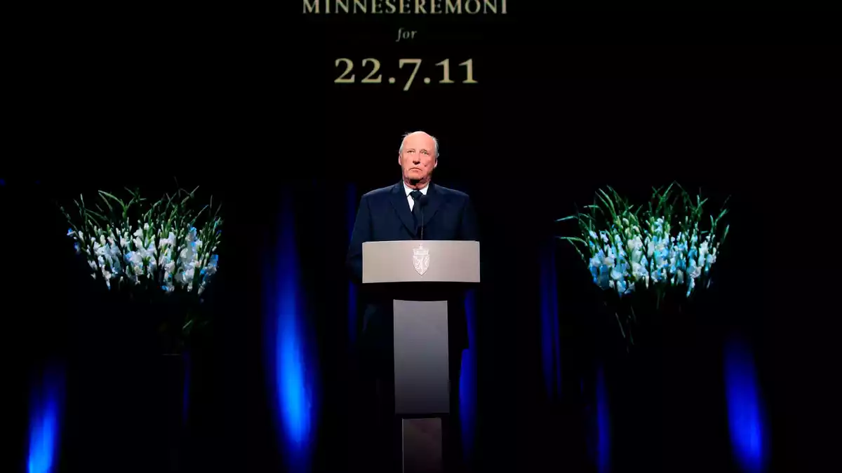 Bei einer Gedenkrede für die Opfer des Terrorangriffs in Oslo und auf der Insel Utøya fand König Harald einfühlsame Worte. (Archivbild) - Bild: picture alliance / dpa
