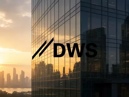 Modernes Glasgebäude in einem Finanzviertel bei Sonnenaufgang als Symbol für professionelle Vermögensverwaltung. - Foto: über boerse-global.de