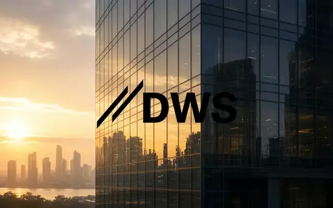 Modernes Glasgebäude in einem Finanzviertel bei Sonnenaufgang als Symbol für professionelle Vermögensverwaltung. - Foto: über boerse-global.de