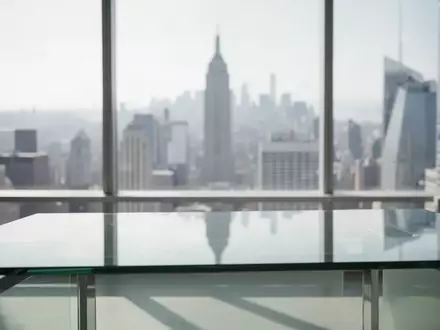 Ein modernes, helles Finanzbüro mit Blick auf eine Skyline bei Tageslicht. - Foto: über boerse-global.de
