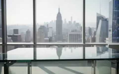 Ein modernes, helles Finanzbüro mit Blick auf eine Skyline bei Tageslicht. - Foto: über boerse-global.de
