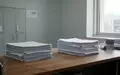 Ein minimalistischer Schreibtisch in einem modernen Büro mit Aktenstapeln in natürlichem Licht. - Foto: über boerse-global.de