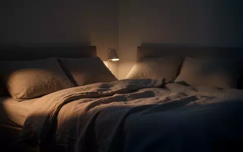 Ein minimalistisch gestaltetes, ruhig beleuchtetes Schlafzimmer in der Dämmerung, das eine Atmosphäre der Entspannung ausstrahlt. - Foto: über boerse-global.de