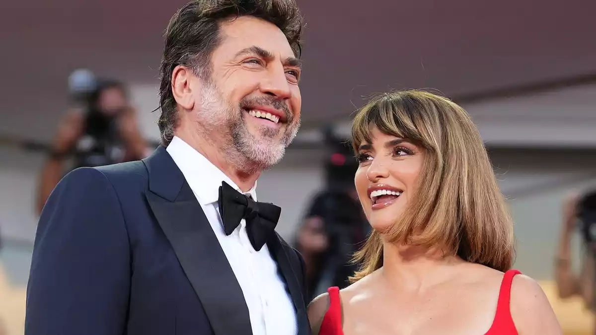 Das Ehepaar vor der Premiere auf dem roten Teppich. - Bild: Scott A Garfitt/Invision/AP/dpa