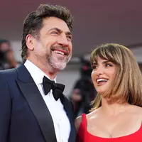 Das Ehepaar vor der Premiere auf dem roten Teppich. - Foto: Scott A Garfitt/Invision/AP/dpa