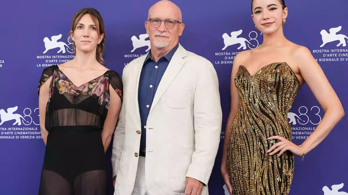 Die Journalistin Zoë Schiffer, Regisseur Alex Gibney und Ashley St. Clair vor der Pressekonferenz zum Film. - Bild: Scott A Garfitt/Invision/AP/dpa