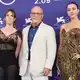 Die Journalistin Zoë Schiffer, Regisseur Alex Gibney und Ashley St. Clair vor der Pressekonferenz zum Film. - Bild: Scott A Garfitt/Invision/AP/dpa