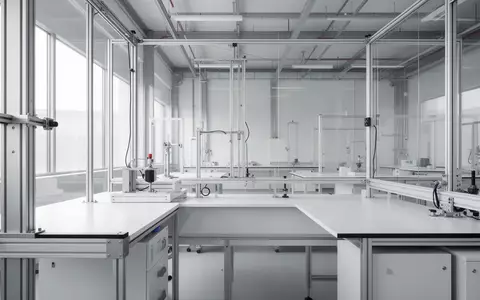 Ein minimalistisches, helles Prüflabor mit industrieller Ästhetik und Fokus auf strukturelle Integrität. - Foto: über boerse-global.de