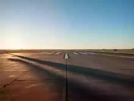 Eine leere, weitläufige Startbahn auf einem abgelegenen Flugfeld im warmen Licht der Abenddämmerung. - Foto: über boerse-global.de