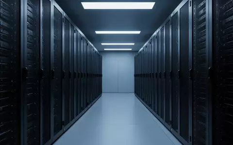 Industrielle Serverraum-Infrastruktur mit dunklen Serverschränken in kühler, blauer Beleuchtung. - Foto: über boerse-global.de