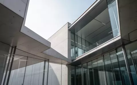Moderne Architektur mit klaren Linien aus Beton und Glas bei hellem Tageslicht. - Foto: über boerse-global.de