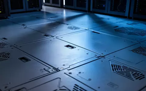 Ein minimalistischer Serverraum mit kühler Beleuchtung und Fokus auf die Textur der Industrieböden. - Foto: über boerse-global.de