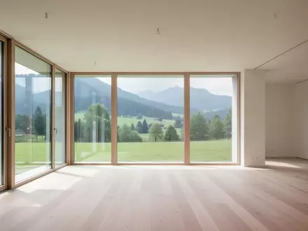 Heller, moderner Innenraum mit großen Fenstern und Blick auf eine grüne Landschaft in Oberbayern. - Foto: über boerse-global.de