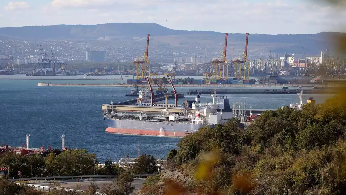Der russische Schwarzmeerhafen Noworossijsk ist immer wieder Ziel ukrainischer Drohnenangriffe. (Archivbild) - Bild: ---/AP/dpa
